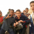 Kinder bei den Pyramiden in Kairo