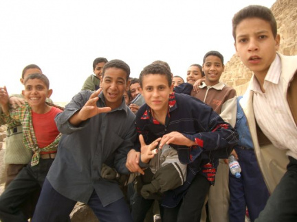 Kinder bei den Pyramiden in Kairo