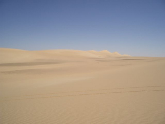 Unendliche Weite in der weissen Wüste