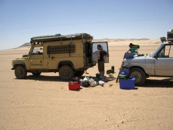Nach einem &quot;Sprung&quot; räumt Dave das ganze Auto in der Wüste aus.