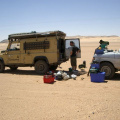 Nach einem "Sprung" räumt Dave das ganze Auto in der Wüste aus.