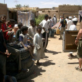 Tanken in einem Sudanesischen Hinterhof