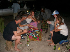 Nachtessen mit anderen Travellern am Strand