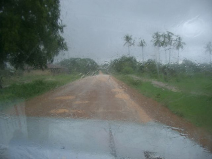 Regenzeit in Tanzania mit Scheibenwischer auf Stufe II