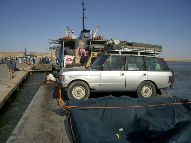 Das Auto muss auf das Ponton...